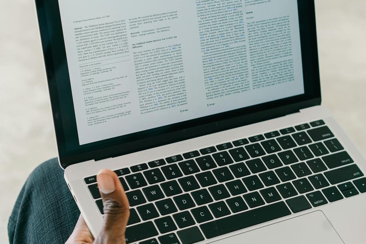 Una persona revisando documentación en un portátil