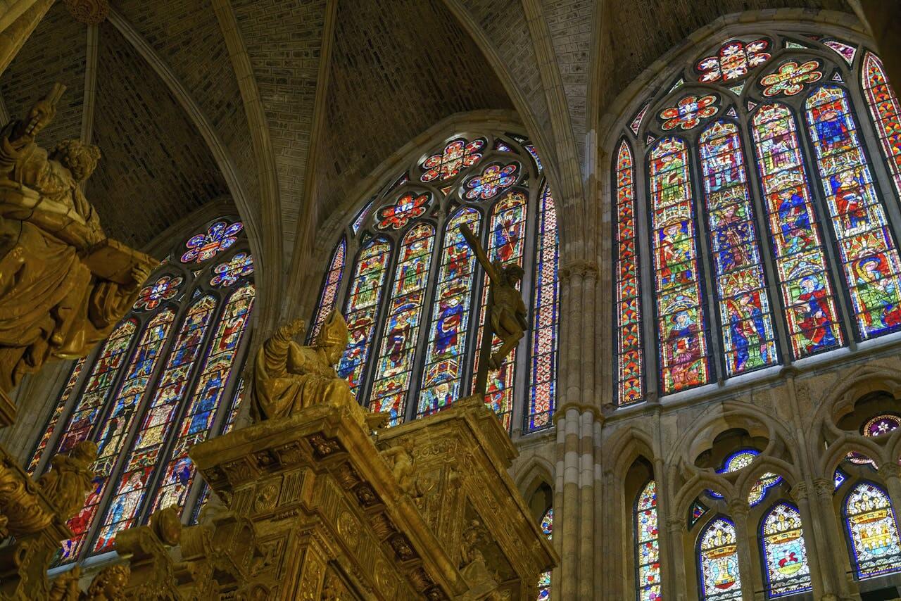 Las vidrieras de la Catedral de León vistas desde el interior de la misma