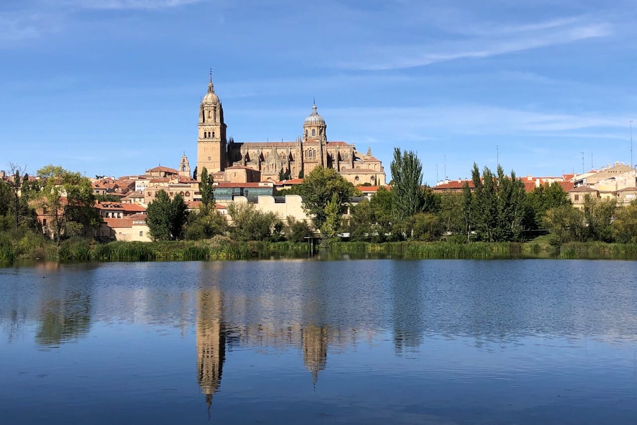 la catedral de Salamanca reflejada en el río